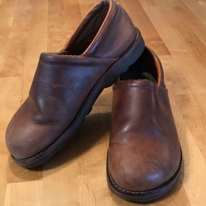 SIMPLE Brown Ladies Clogs Good condition 8 1/2 US